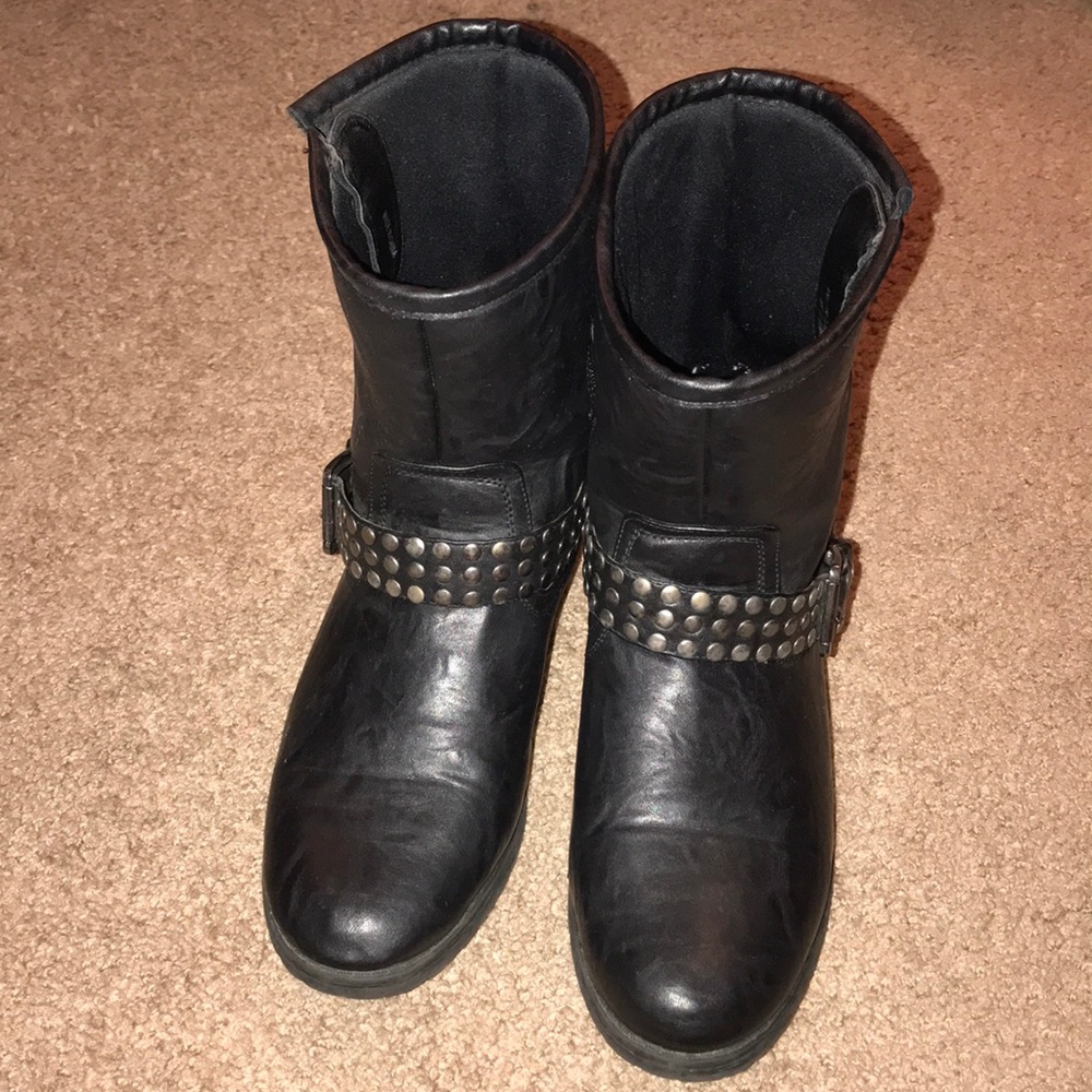 Black moto boots